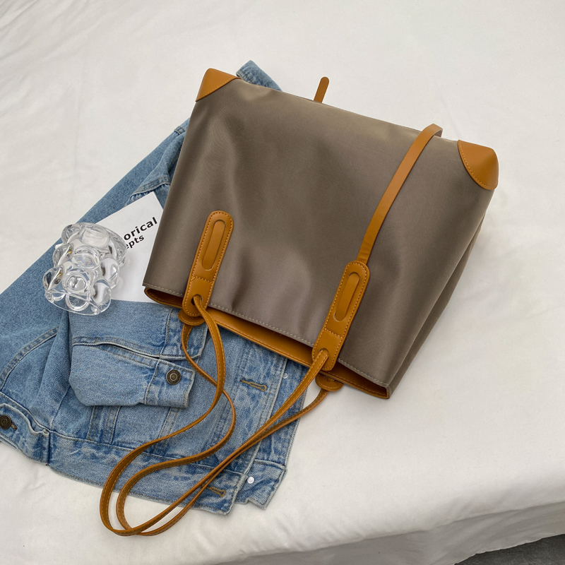 Geantă Tote pentru femei - stil pe umăr crossbody, material: mătase cu imprimeu floral, formă-orizontală pătrată, închidere cu capac, buzunar interior cu fermoar