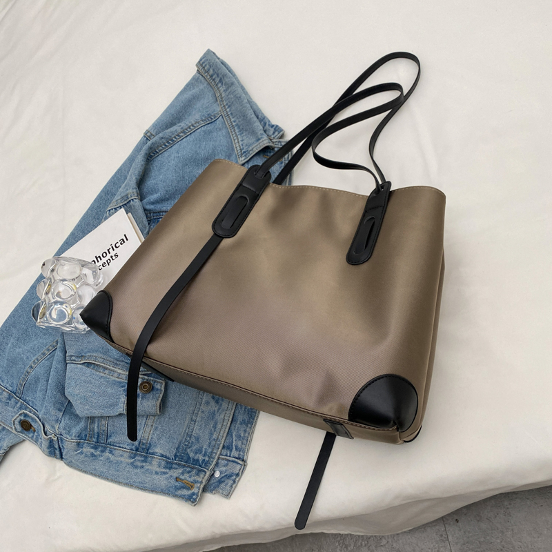 Geantă Tote pentru femei - stil pe umăr crossbody, material: mătase cu imprimeu floral, formă-orizontală pătrată, închidere cu capac, buzunar interior cu fermoar