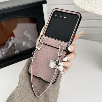 Θήκη Motorola Razr50/60 με βραχιόλι σε υφή κροκοδειλικού δέρματος, από συνθετικό δέρμα, μηχανική επεξεργασία, αναδιπλούμενο καπάκι, προστασία από πτώσεις