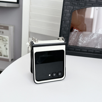 Θήκη Motorola Razr50/60 με βραχιόλι σε υφή κροκοδειλικού δέρματος, από συνθετικό δέρμα, μηχανική επεξεργασία, αναδιπλούμενο καπάκι, προστασία από πτώσεις