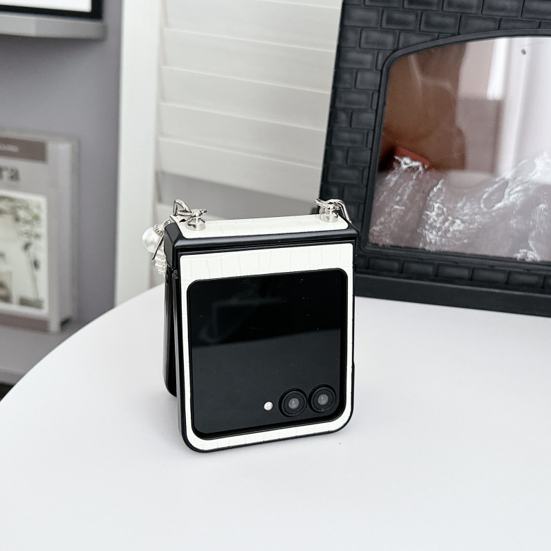 Θήκη Motorola Razr50/60 με βραχιόλι σε υφή κροκοδειλικού δέρματος, από συνθετικό δέρμα, μηχανική επεξεργασία, αναδιπλούμενο καπάκι, προστασία από πτώσεις