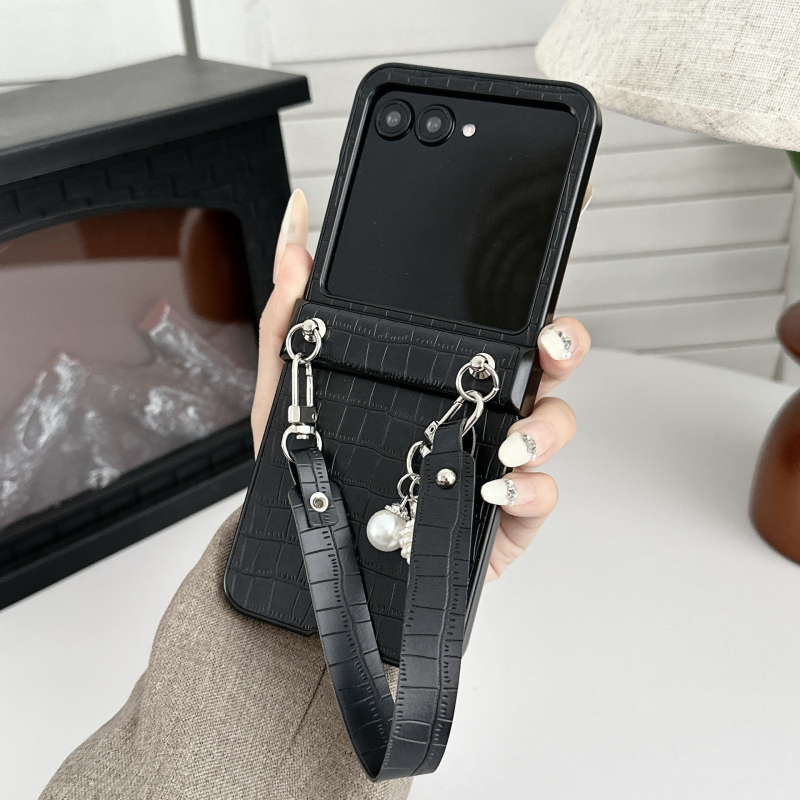 Θήκη Motorola Razr50/60 με βραχιόλι σε υφή κροκοδειλικού δέρματος, από συνθετικό δέρμα, μηχανική επεξεργασία, αναδιπλούμενο καπάκι, προστασία από πτώσεις