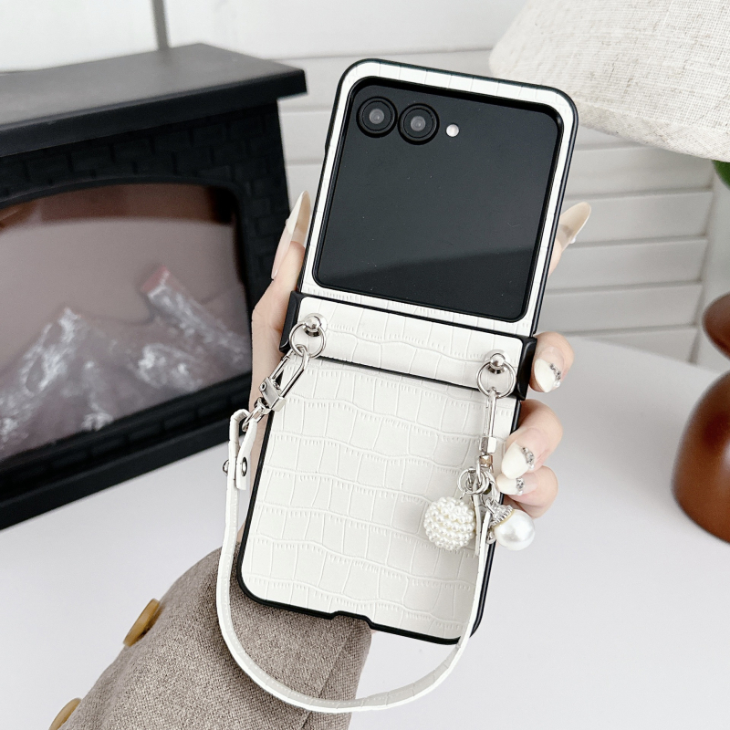 Θήκη Motorola Razr50/60 με βραχιόλι σε υφή κροκοδειλικού δέρματος, από συνθετικό δέρμα, μηχανική επεξεργασία, αναδιπλούμενο καπάκι, προστασία από πτώσεις