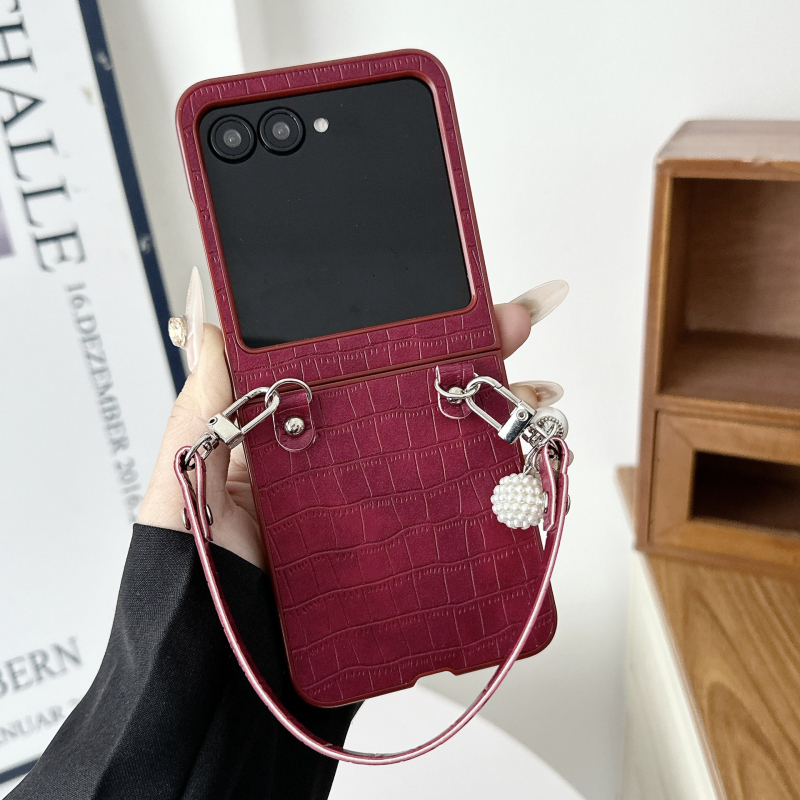 Θήκη Motorola Razr50/60 με βραχιόλι σε υφή κροκοδειλικού δέρματος, από συνθετικό δέρμα, μηχανική επεξεργασία, αναδιπλούμενο καπάκι, προστασία από πτώσεις