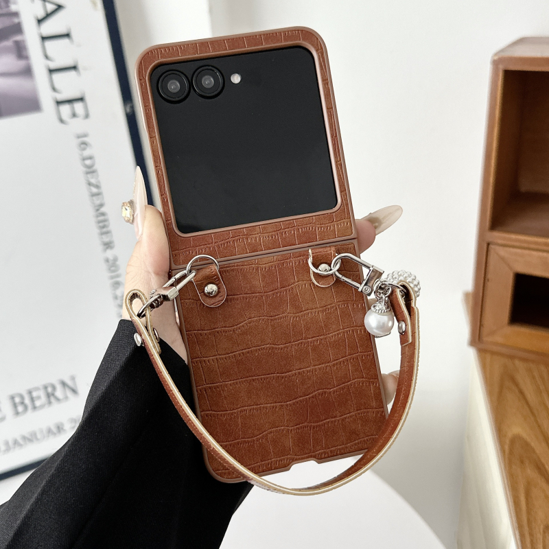 Θήκη Motorola Razr50/60 με βραχιόλι σε υφή κροκοδειλικού δέρματος, από συνθετικό δέρμα, μηχανική επεξεργασία, αναδιπλούμενο καπάκι, προστασία από πτώσεις