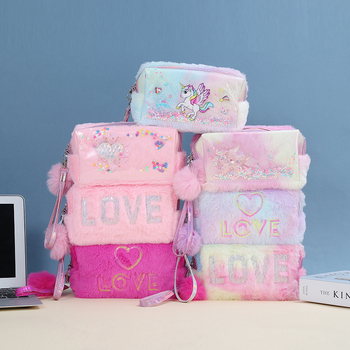 Τσαντάκι καλλυντικών από βελούδινο ύφασμα για ταξίδια — αστικός μινιμαλισμός, βελούδινη επιφάνεια, επένδυση πολυεστέρα, αδιάβροχο, διαπνέον και αντιβακτηριακό