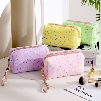 Τσαντάκι καλλυντικών από βελούδινο ύφασμα για ταξίδια — αστικός μινιμαλισμός, βελούδινη επιφάνεια, επένδυση πολυεστέρα, αδιάβροχο, διαπνέον και αντιβακτηριακό