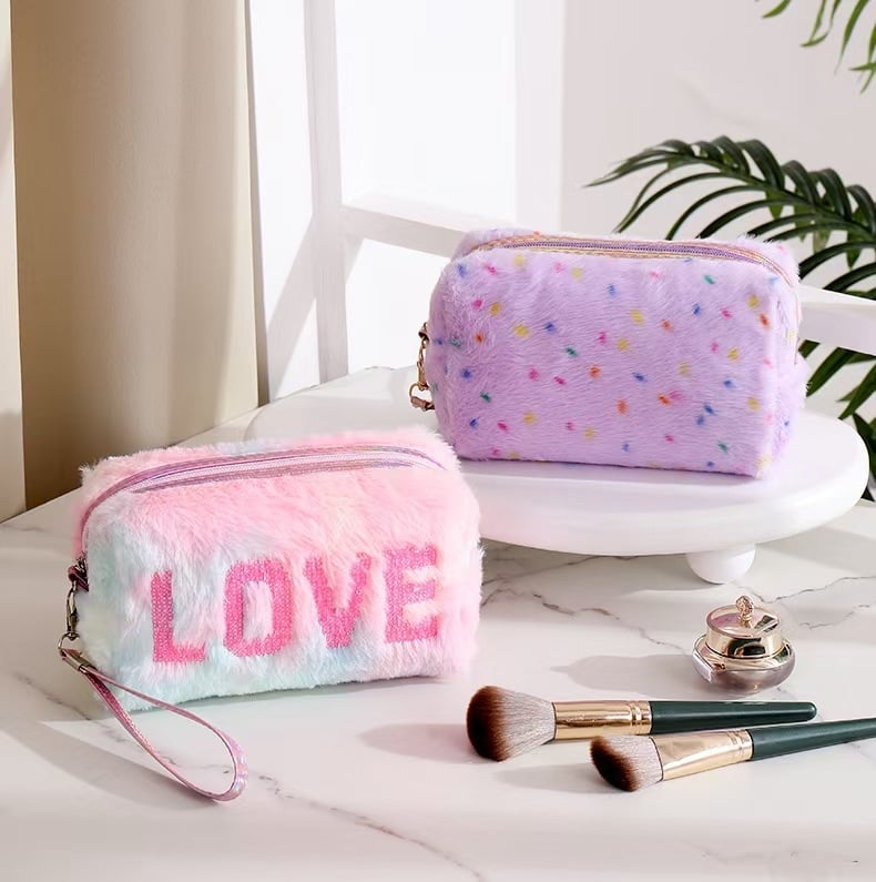 Τσαντάκι καλλυντικών από βελούδινο ύφασμα για ταξίδια — αστικός μινιμαλισμός, βελούδινη επιφάνεια, επένδυση πολυεστέρα, αδιάβροχο, διαπνέον και αντιβακτηριακό