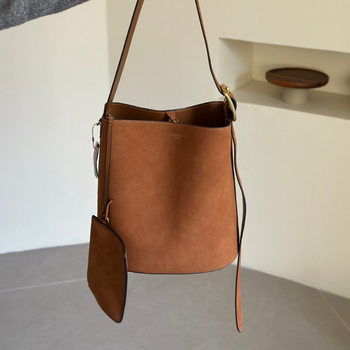 Geantă tip găleată din piele de vițel, cu o singură curea, căptușeală poliester, închidere snap, buzunare interioare: fermoar, pentru telefon și documente, stil retro, lansată în iarna 2025