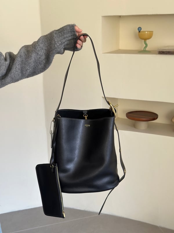 Geantă tip găleată din piele de vițel, cu o singură curea, căptușeală poliester, închidere snap, buzunare interioare: fermoar, pentru telefon și documente, stil retro, lansată în iarna 2025