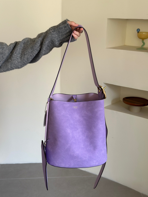 Geantă tip găleată din piele de vițel, cu o singură curea, căptușeală poliester, închidere snap, buzunare interioare: fermoar, pentru telefon și documente, stil retro, lansată în iarna 2025