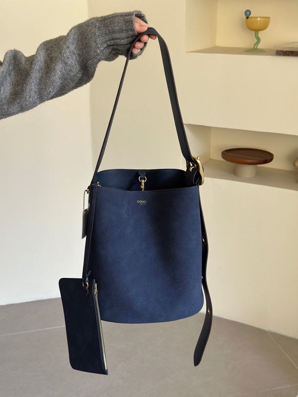 Geantă tip găleată din piele de vițel, cu o singură curea, căptușeală poliester, închidere snap, buzunare interioare: fermoar, pentru telefon și documente, stil retro, lansată în iarna 2025