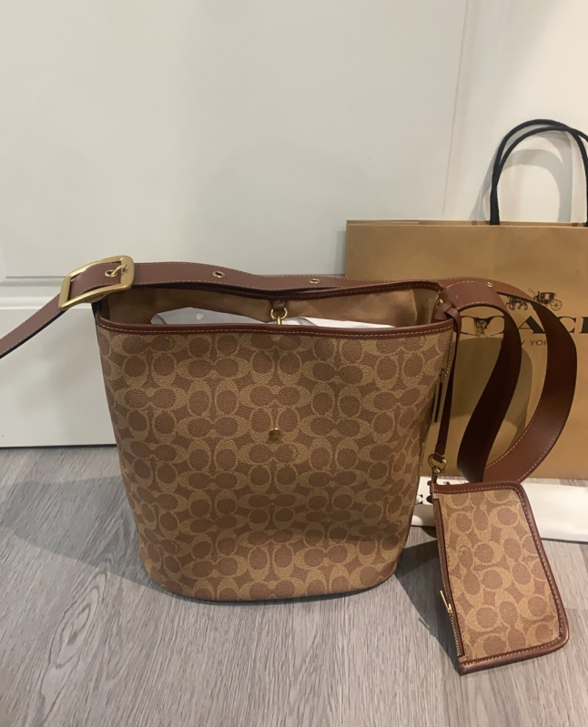 Geantă tip găleată din piele de vițel, cu o singură curea, căptușeală poliester, închidere snap, buzunare interioare: fermoar, pentru telefon și documente, stil retro, lansată în iarna 2025