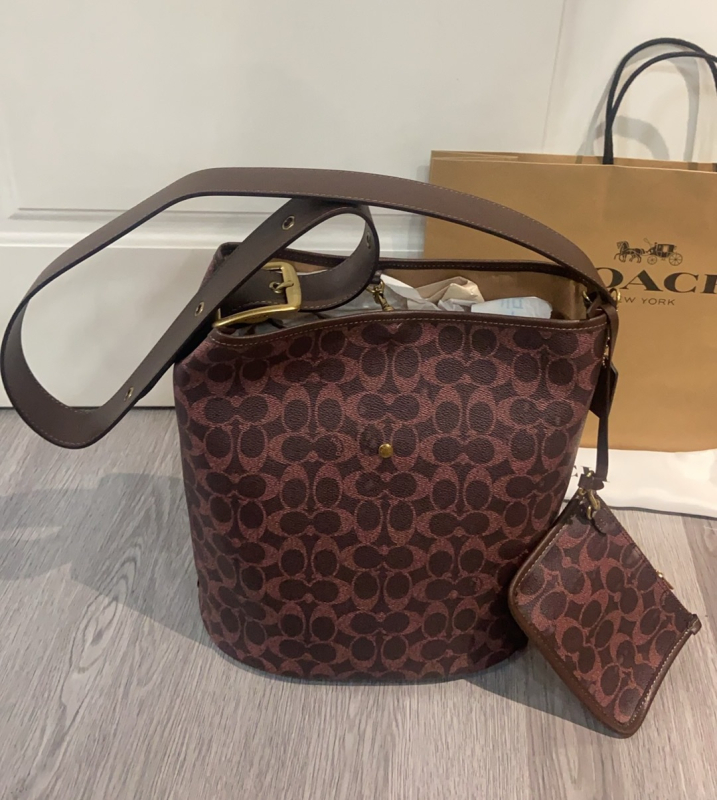 Geantă tip găleată din piele de vițel, cu o singură curea, căptușeală poliester, închidere snap, buzunare interioare: fermoar, pentru telefon și documente, stil retro, lansată în iarna 2025