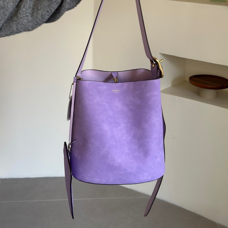 Geantă tip găleată din piele de vițel, cu o singură curea, căptușeală poliester, închidere snap, buzunare interioare: fermoar, pentru telefon și documente, stil retro, lansată în iarna 2025