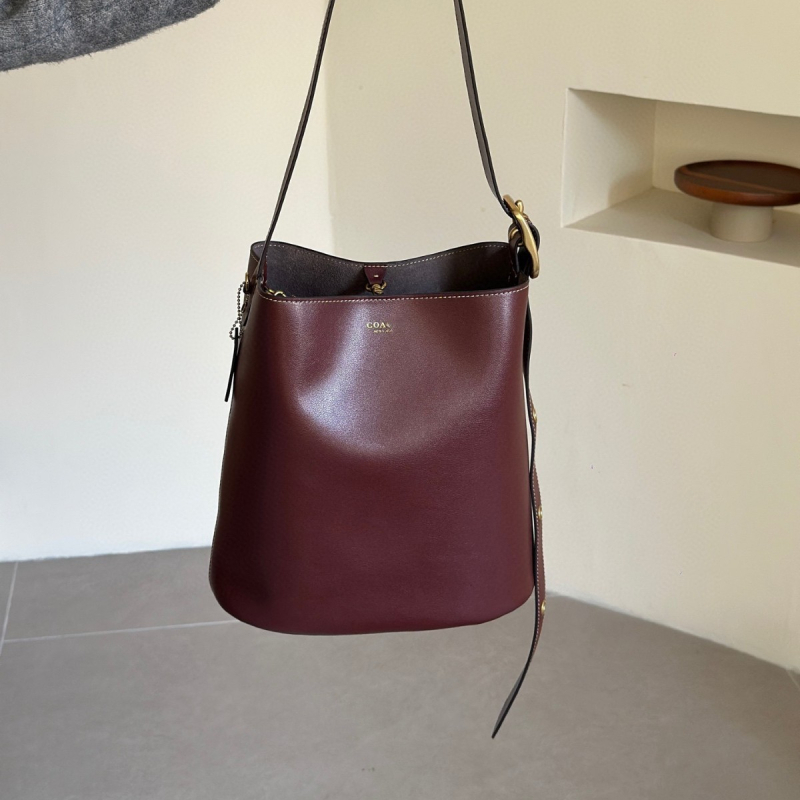 Geantă tip găleată din piele de vițel, cu o singură curea, căptușeală poliester, închidere snap, buzunare interioare: fermoar, pentru telefon și documente, stil retro, lansată în iarna 2025