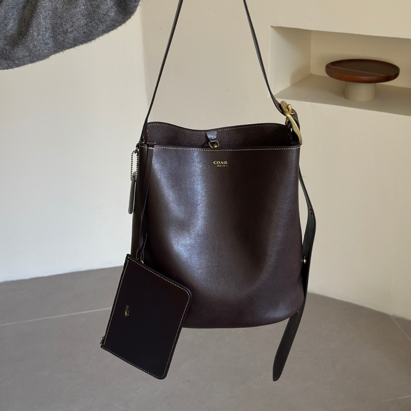 Geantă tip găleată din piele de vițel, cu o singură curea, căptușeală poliester, închidere snap, buzunare interioare: fermoar, pentru telefon și documente, stil retro, lansată în iarna 2025