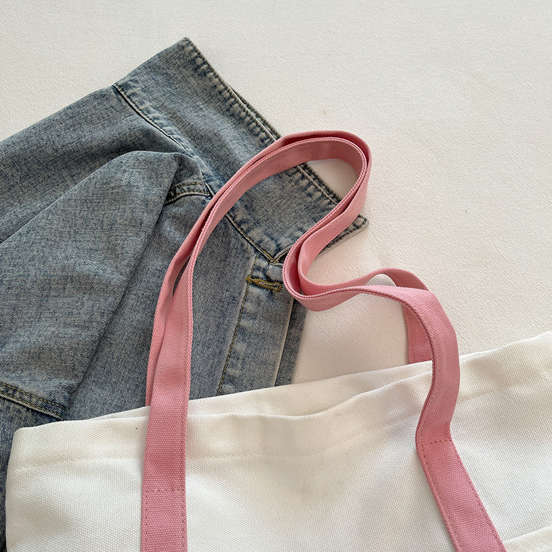 Канвасова чанта с принт на лого и текстура, цип за затваряне, подплата от полиестер, двойни презрамки, множество вътрешни джобове