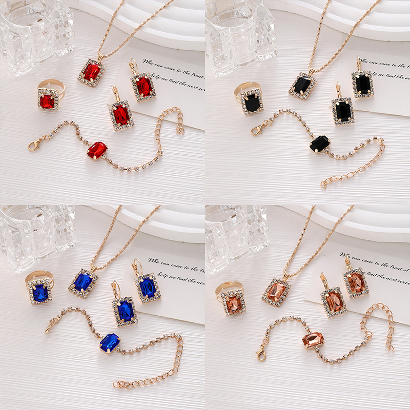 Geometriai formájú rhinestone ékszerszett – fém, gyémánt-hatású felület, tartalmaz fülbevalót, nyakláncot és karkötőt kígyó lánccal