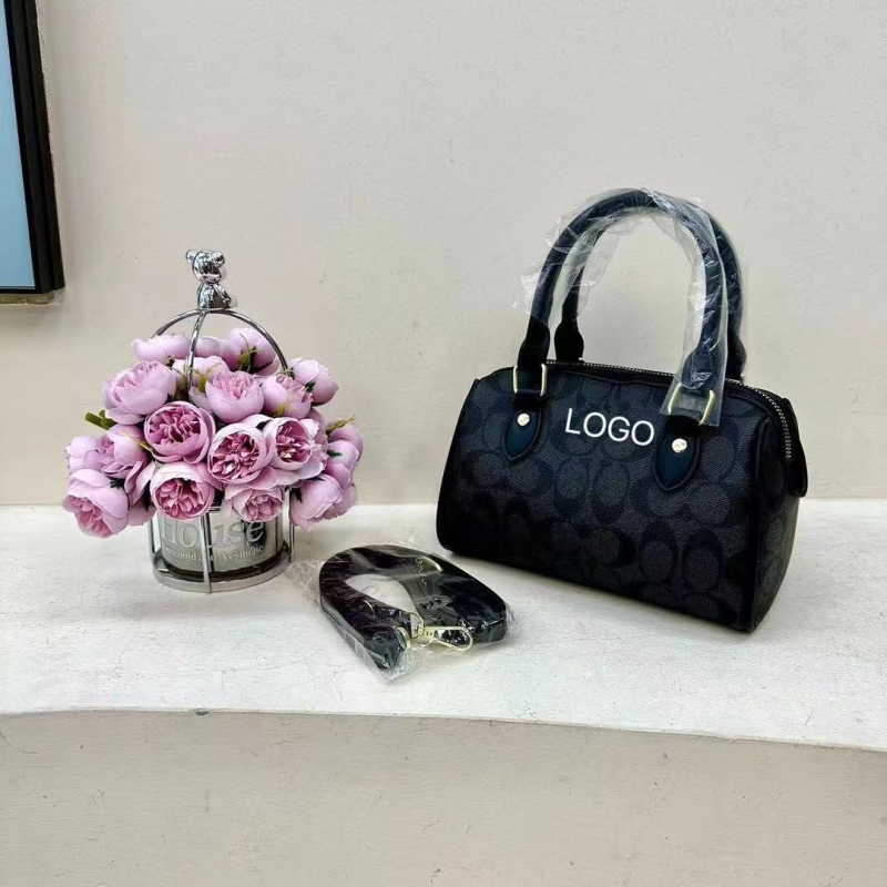 Torba oblika jastuka, PU materijal, zatvarač na zip, poliester podstava, gradski minimalistički stil
