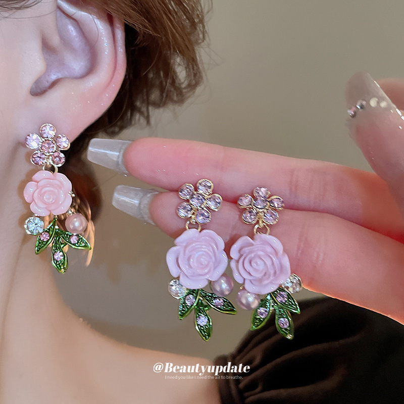 Pastorális stílusú virágos levél nyaklánc készlet, műgyöngyökkel és gyémántszerű akcentusokkal, collarbone hosszú lánccal; tartalmazza a fülbevalókat és karkötőt