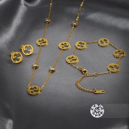 Ékszerszett: Titánacél cirkóniával, O-lánc, rozsdamentes acél medál, keresztre/korona/román szám motívumok; fülbevaló + nyaklánc + karkötő