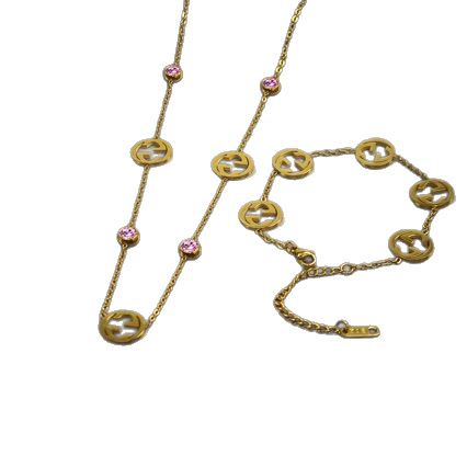 Ékszerszett: Titánacél cirkóniával, O-lánc, rozsdamentes acél medál, keresztre/korona/román szám motívumok; fülbevaló + nyaklánc + karkötő