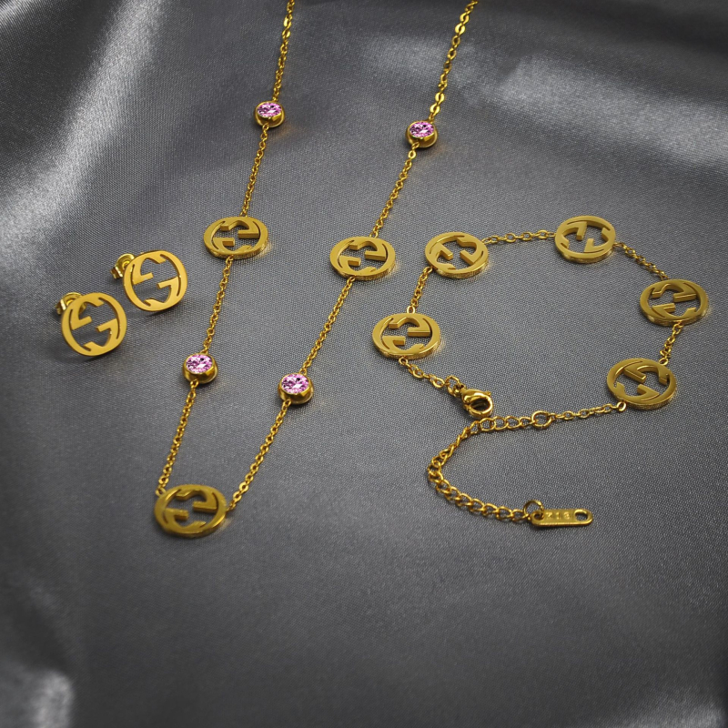 Ékszerszett: Titánacél cirkóniával, O-lánc, rozsdamentes acél medál, keresztre/korona/román szám motívumok; fülbevaló + nyaklánc + karkötő