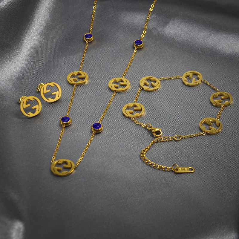 Ékszerszett: Titánacél cirkóniával, O-lánc, rozsdamentes acél medál, keresztre/korona/román szám motívumok; fülbevaló + nyaklánc + karkötő