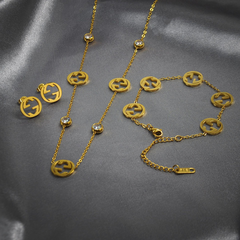 Ékszerszett: Titánacél cirkóniával, O-lánc, rozsdamentes acél medál, keresztre/korona/román szám motívumok; fülbevaló + nyaklánc + karkötő