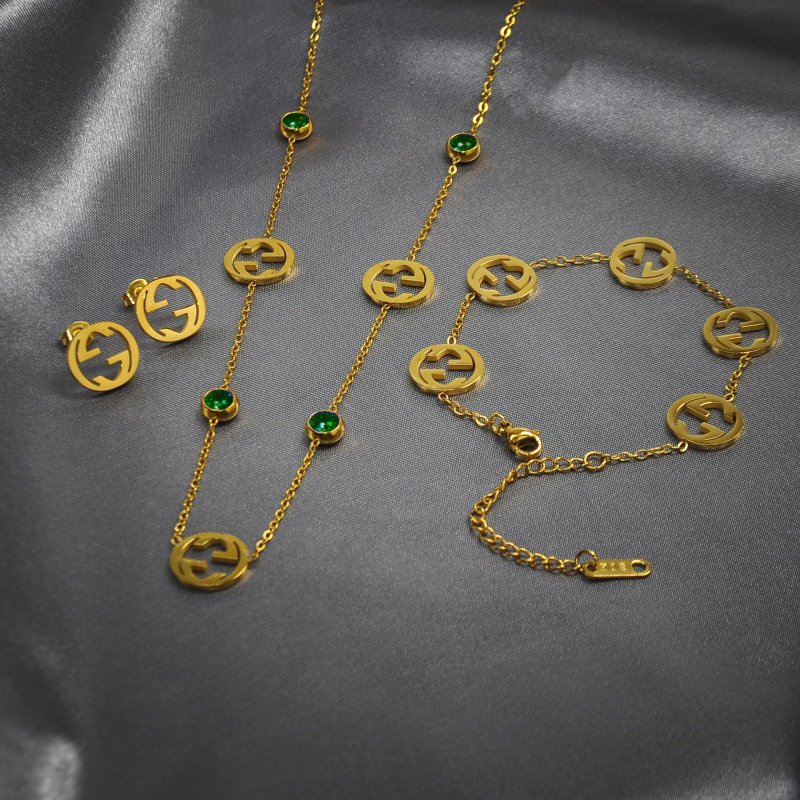 Ékszerszett: Titánacél cirkóniával, O-lánc, rozsdamentes acél medál, keresztre/korona/román szám motívumok; fülbevaló + nyaklánc + karkötő