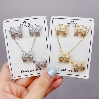 Női réz ékszerkészlet: nyaklánc, fülbevaló és gyűrű, O-formájú lánccal és réz medálok szív, csepp és harang formában