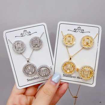 Női réz ékszerkészlet: nyaklánc, fülbevaló és gyűrű, O-formájú lánccal és réz medálok szív, csepp és harang formában