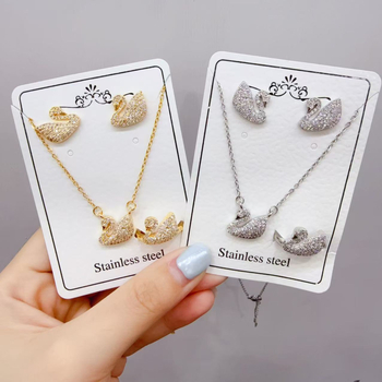 Női réz ékszerkészlet: nyaklánc, fülbevaló és gyűrű, O-formájú lánccal és réz medálok szív, csepp és harang formában