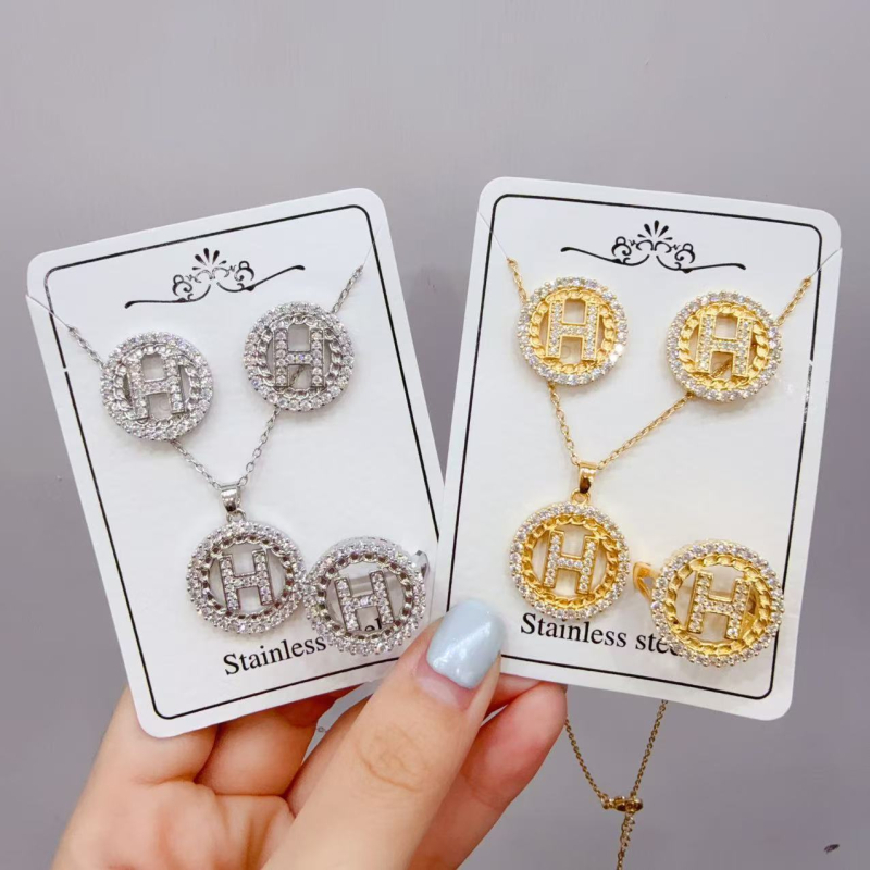 Női réz ékszerkészlet: nyaklánc, fülbevaló és gyűrű, O-formájú lánccal és réz medálok szív, csepp és harang formában