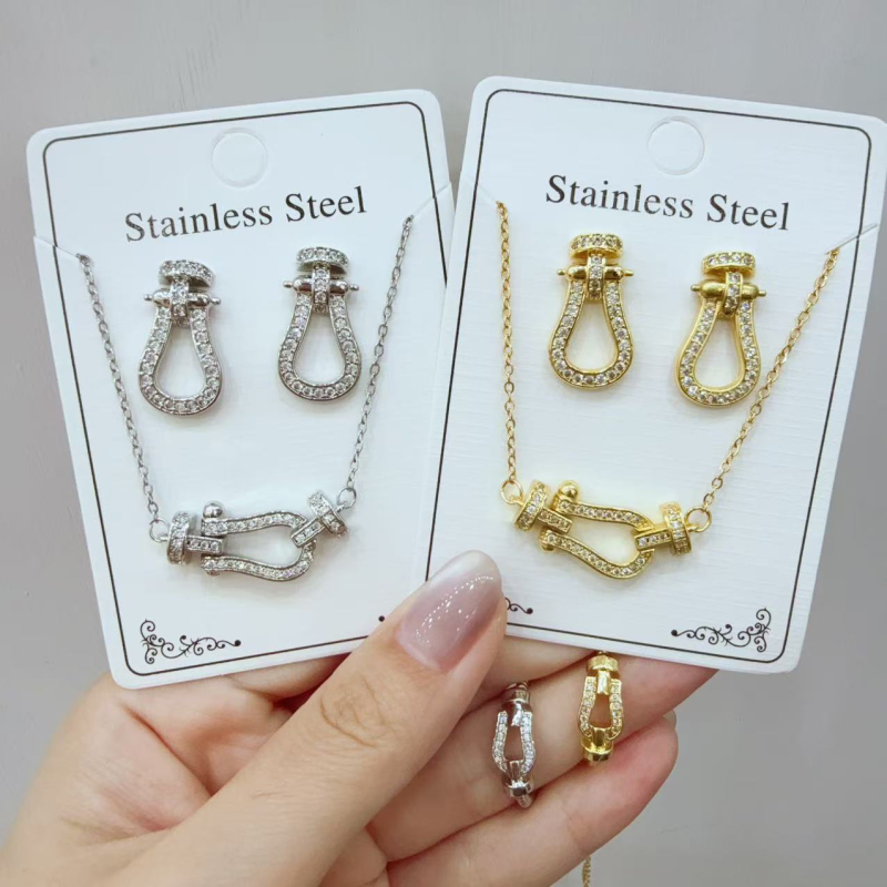 Női réz ékszerkészlet: nyaklánc, fülbevaló és gyűrű, O-formájú lánccal és réz medálok szív, csepp és harang formában