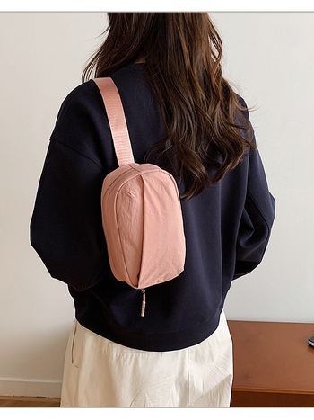 Nylon crossbody torba, poliester podstava, zatvaranje zipom, džep za telefon, unutarnji džep