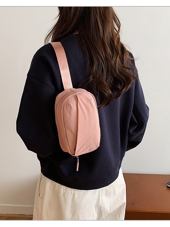 Nylon crossbody torba, poliester podstava, zatvaranje zipom, džep za telefon, unutarnji džep
