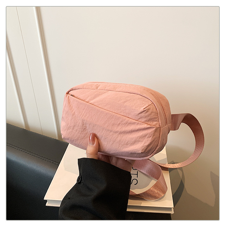 Nylon crossbody torba, poliester podstava, zatvaranje zipom, džep za telefon, unutarnji džep