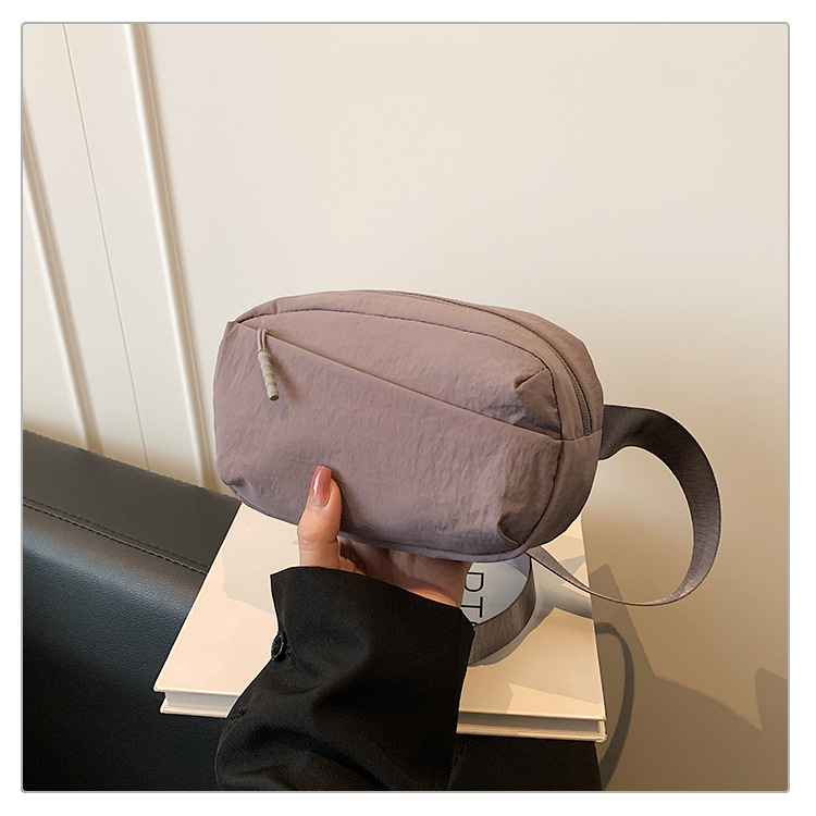 Nylon crossbody torba, poliester podstava, zatvaranje zipom, džep za telefon, unutarnji džep