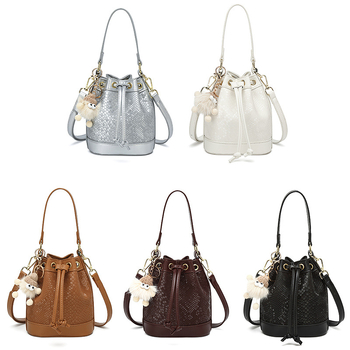 PU taška bucket, mestský minimalistický štýl, zapínanie šnúrkou, polyesterové vnútro, vnútorná kapsa na zips, pre každodenné nosenie