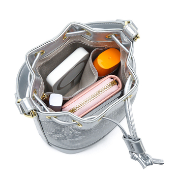 PU taška bucket, mestský minimalistický štýl, zapínanie šnúrkou, polyesterové vnútro, vnútorná kapsa na zips, pre každodenné nosenie