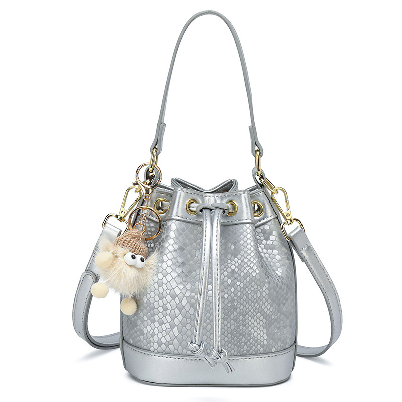 PU taška bucket, mestský minimalistický štýl, zapínanie šnúrkou, polyesterové vnútro, vnútorná kapsa na zips, pre každodenné nosenie