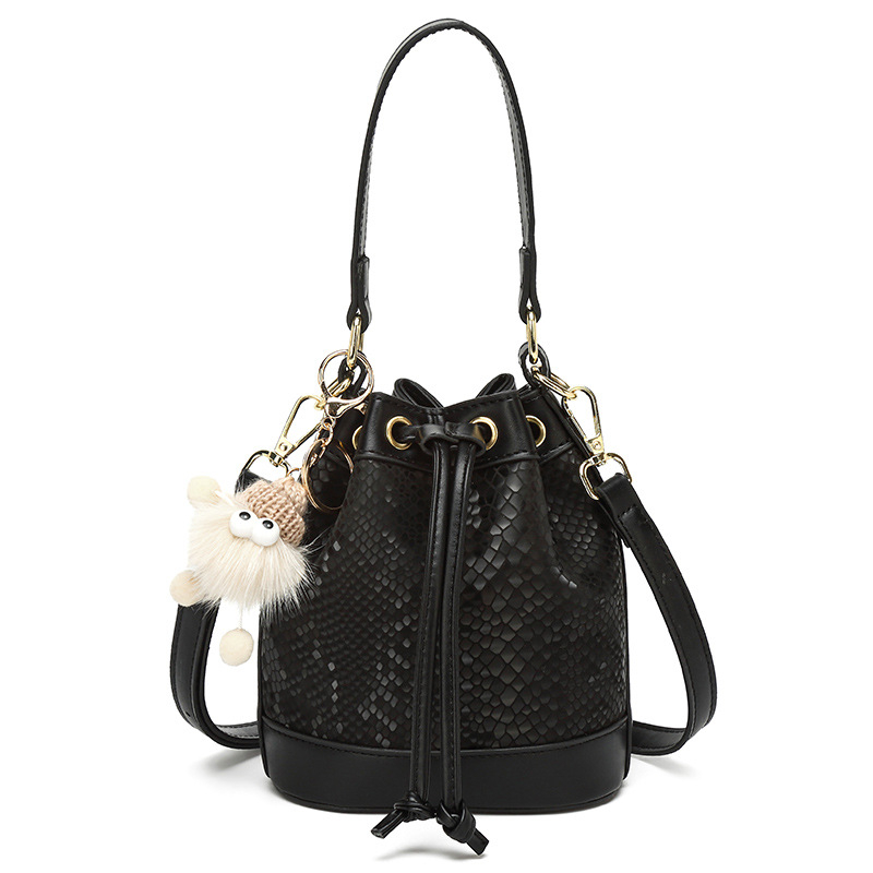 PU taška bucket, mestský minimalistický štýl, zapínanie šnúrkou, polyesterové vnútro, vnútorná kapsa na zips, pre každodenné nosenie