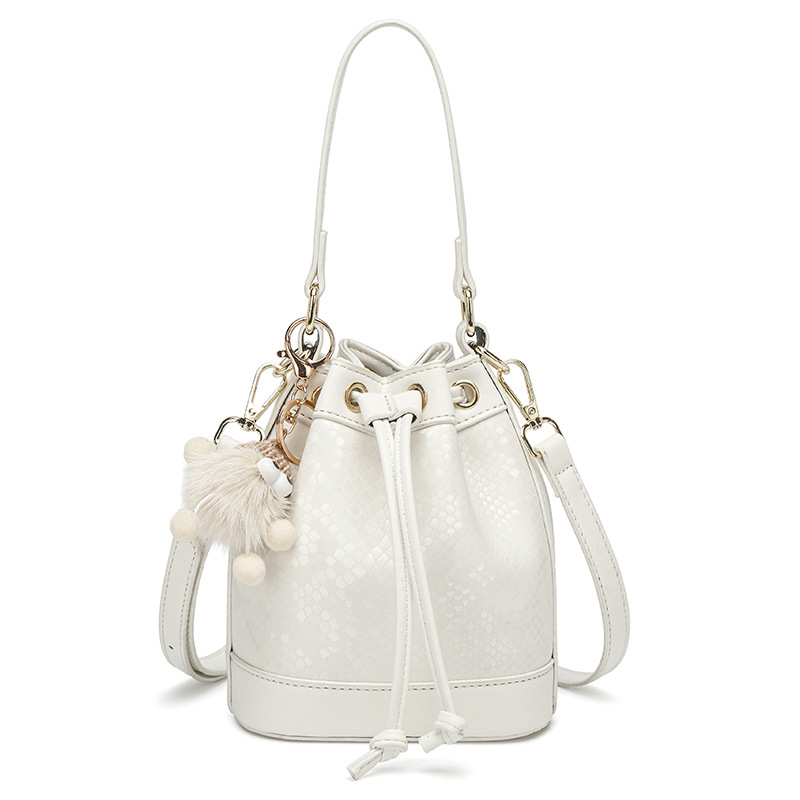 PU taška bucket, mestský minimalistický štýl, zapínanie šnúrkou, polyesterové vnútro, vnútorná kapsa na zips, pre každodenné nosenie