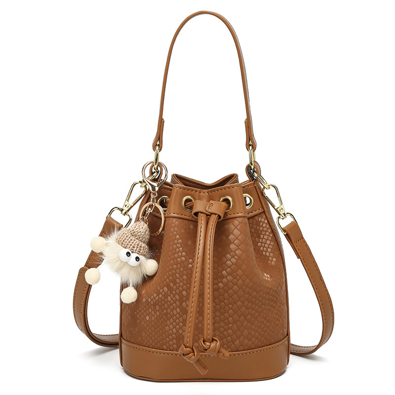 PU taška bucket, mestský minimalistický štýl, zapínanie šnúrkou, polyesterové vnútro, vnútorná kapsa na zips, pre každodenné nosenie