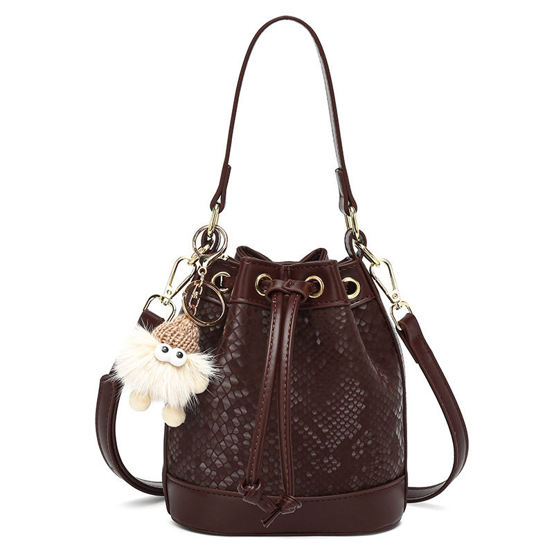 PU taška bucket, mestský minimalistický štýl, zapínanie šnúrkou, polyesterové vnútro, vnútorná kapsa na zips, pre každodenné nosenie