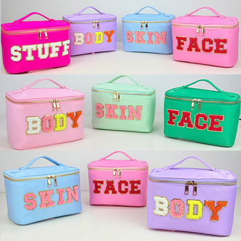 Козметичен несесер с бродирани букви; марка Songlan; нейлон; ципа; водоустойчив; 135 грама.