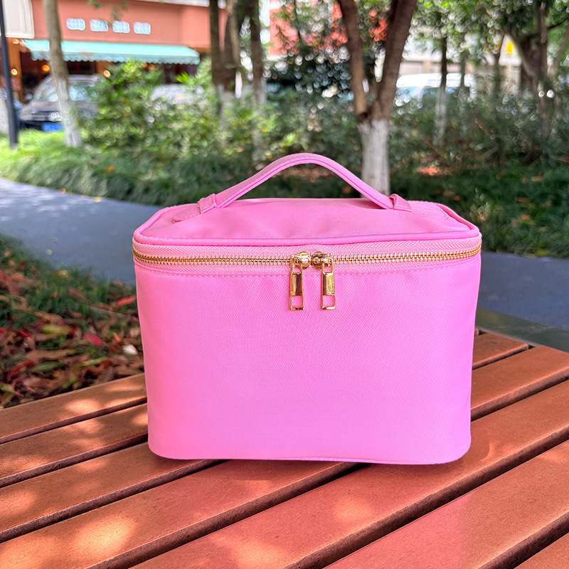 Козметичен несесер с бродирани букви; марка Songlan; нейлон; ципа; водоустойчив; 135 грама.