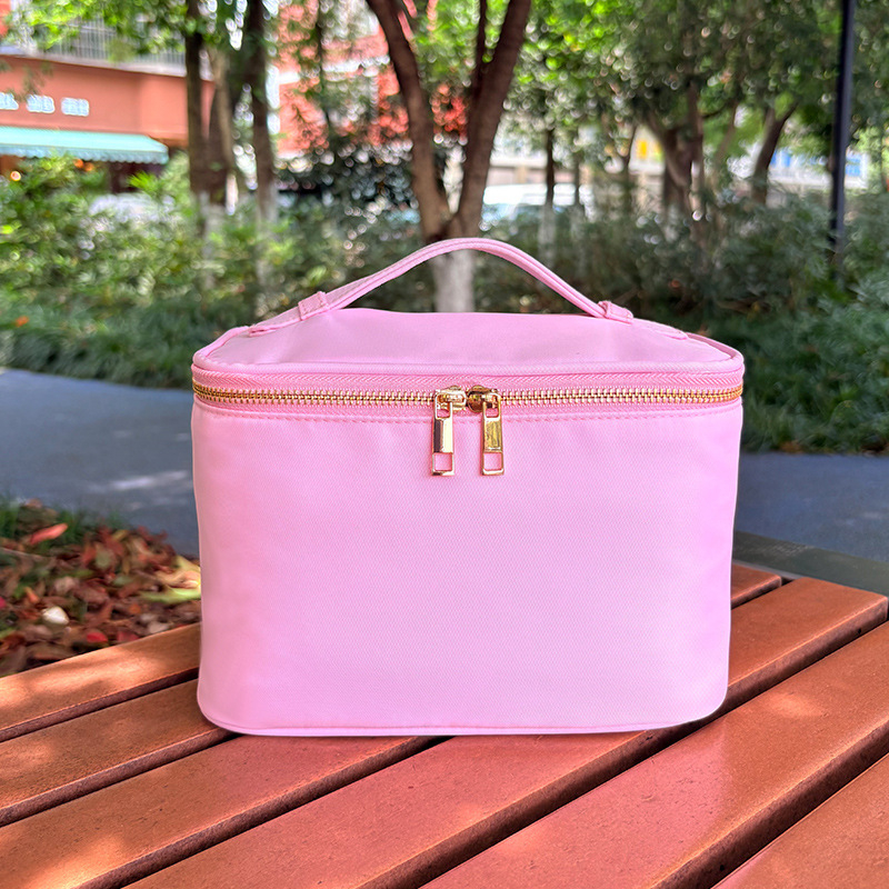 Козметичен несесер с бродирани букви; марка Songlan; нейлон; ципа; водоустойчив; 135 грама.